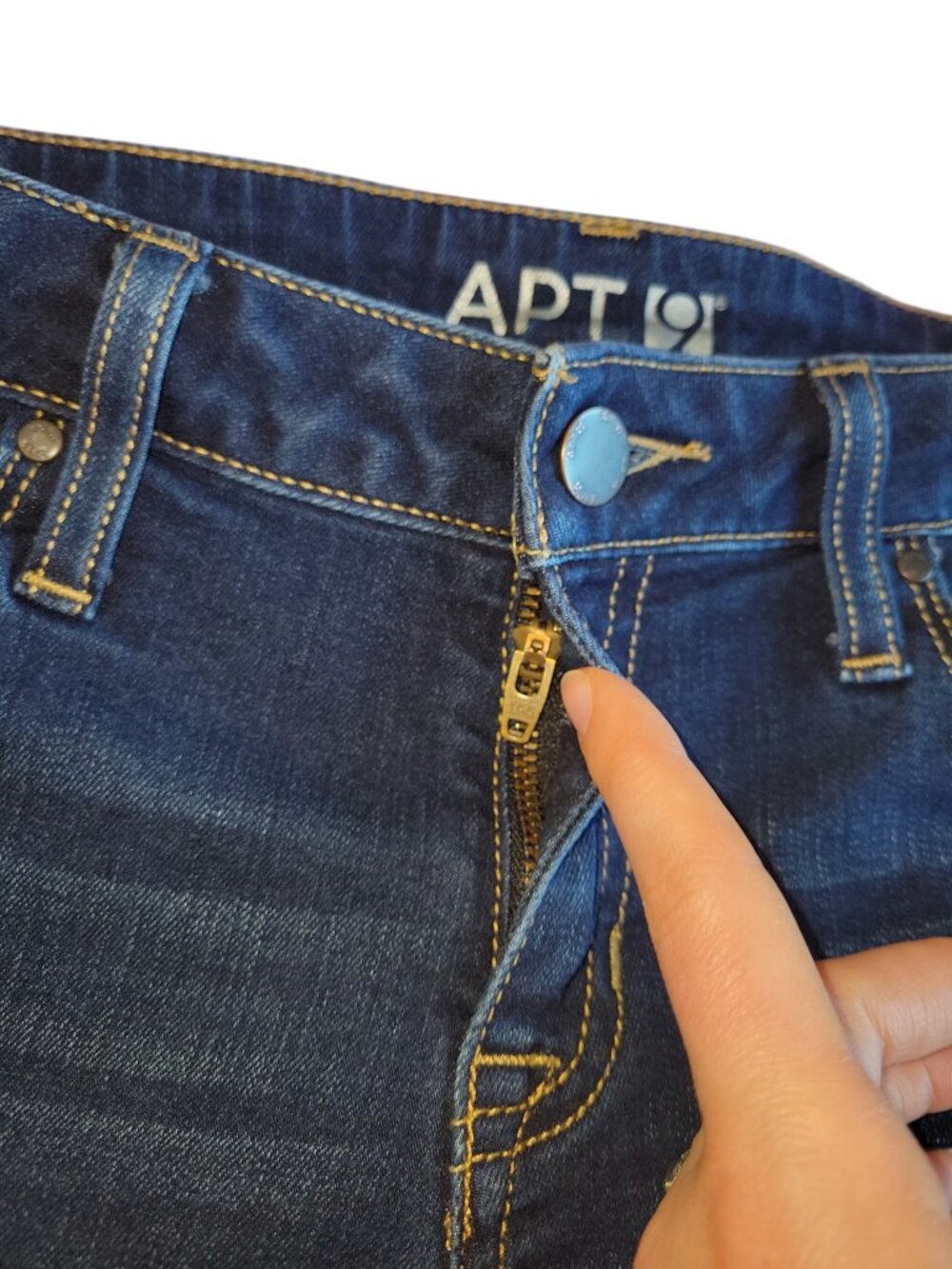 Apt. 9 Modern Roll Cuff Jean Shorts Women's Size 4 - Picture 3 of 7